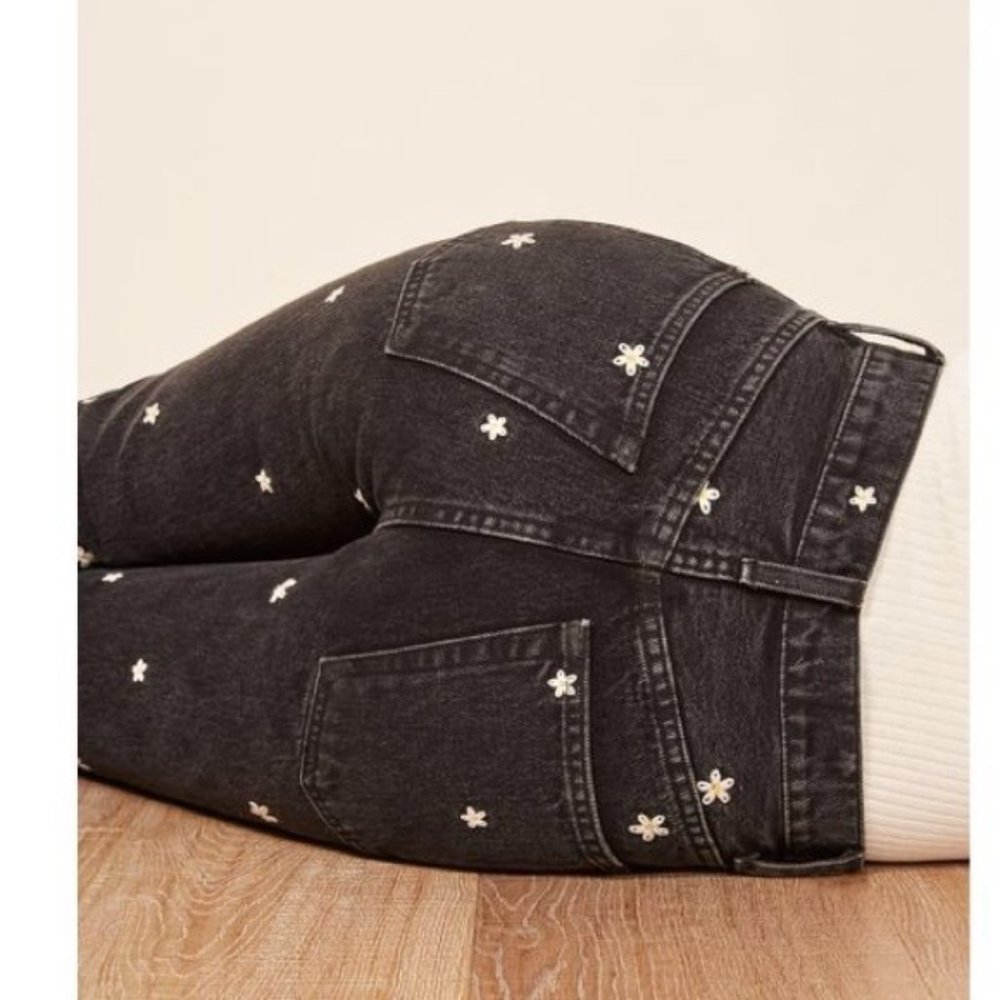 High-Rise Black Floral Embroidered Jeans - Women